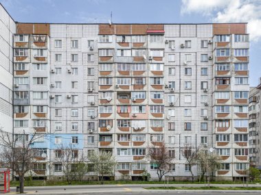 Beyaz ve mavi seramik fayanslardan yapılmış bir paneldeki büyük boyutlu geometrik desen. Ukrayna, Çerkasya, Mytnytsia Bölgesi.