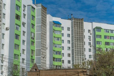 Cherkasy, Ukrayna, 13 Nisan 2025. Termal yalıtımlı çok katlı bir apartman. Mytnytsia Bölgesi.