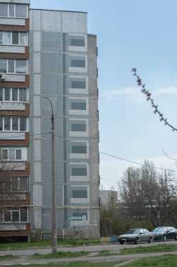 Cherkasy, Ukrayna, 13 Nisan 2025. Paneldeki bir apartmanda büyük kartonlu grafik deseni. Mytnytsia Bölgesi.