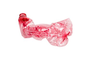 Kırmızı buruşmuş plastik şişe izole edilmiş.