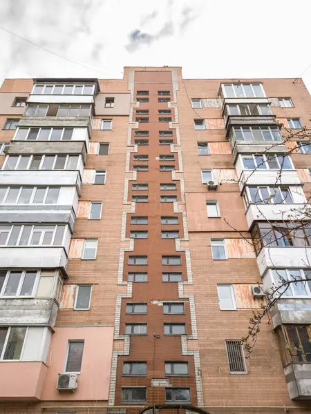 Cherkasy, Ukrayna, 12 Nisan 2025. Seramik fayanslarla kaplı çok katlı tuğladan bir apartman..