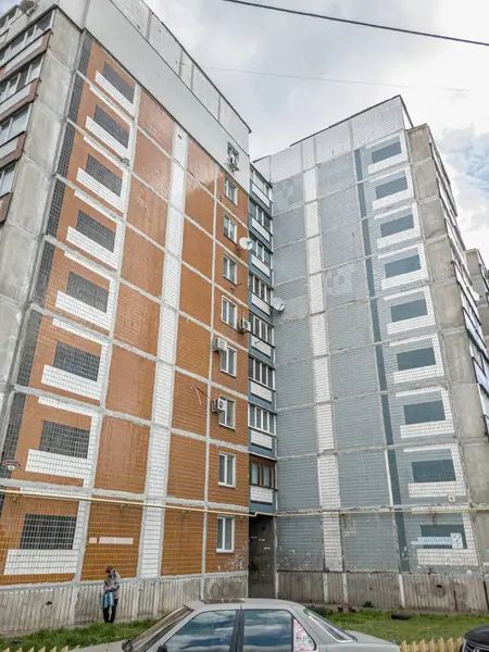 Cherkasy, Ukrayna, 13 Nisan 2025. Paneldeki bir apartmanın seramik fayanslarından yapılmış büyük boyutlu geometrik grafik. Mytnytsia Bölgesi.