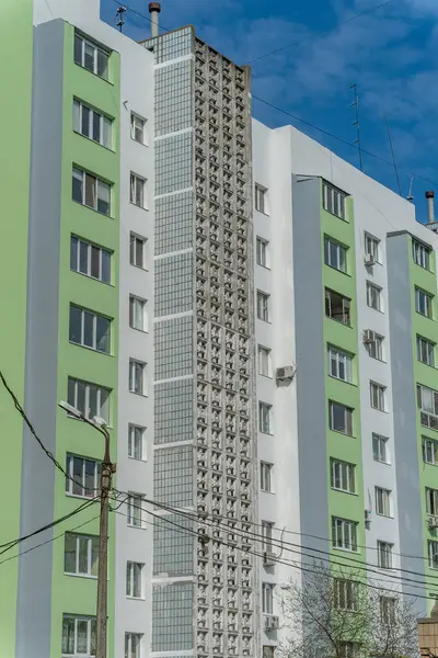 Cherkasy, Ukrayna, 13 Nisan 2025. Termal yalıtımlı çok katlı bir apartman. Mytnytsia Bölgesi.