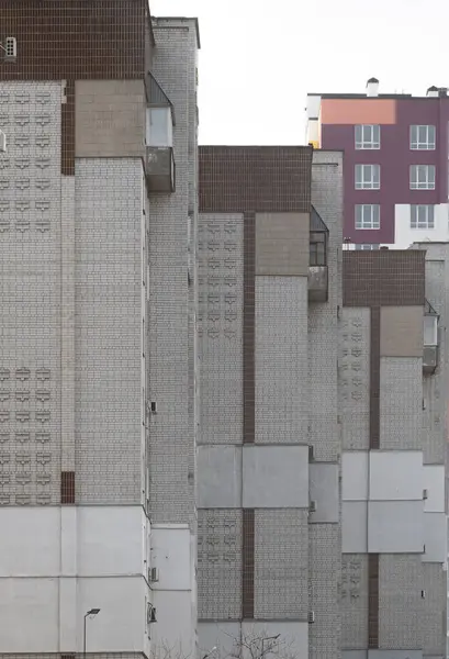 Cherkasy, Ukrayna, 13 Nisan 2025. Brutalist gri çok katlı tuğlalı apartmanlar. Mytnytsia Bölgesi.