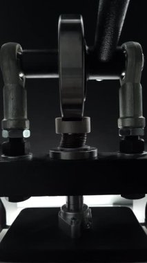Endüstriyel metal yay mekanizması, yakın çekim, mekanik baskı mekanizmasının bir parçası.