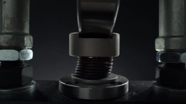 Endüstriyel metal yay mekanizması, yakın çekim, mekanik baskı mekanizmasının bir parçası.