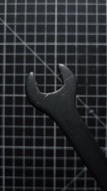 Beyaz ızgara çizgileri ile siyah kesme arkaplan üzerinde siyah ucu açık anahtar.