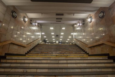 Poshtova Ploshcha metro istasyonuna giden yeraltı merdivenleri. Kyiv, Ukrayna - 29 Mart 2025.