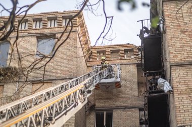 Kyiv 'deki yerleşim yerleri Rus hava saldırısıyla hasar gördü. Acil yıkım ve kurtarma çalışmaları devam ediyor. Vidradnyi Bölgesi, Kyiv, Ukrayna, 18 Haziran 2025.