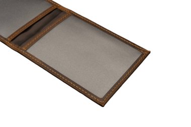 Şeffaf kart yuvaları olan kahverengi deri cüzdan izole edilmiştir..