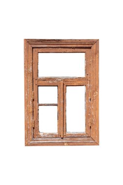 Eskimiş kahverengi boyalı eski ahşap pencere iskeleti izole edilmiştir..