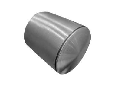 Minimalist fırçalı metal kapı kolu izole edilmiştir..