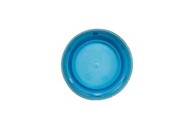 İçeriden görülen yuvarlak mavi plastik şişe kapağı izole edilmiştir..