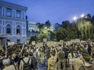 12414 sayılı yasa tasarısına ve NABU ve SAP 'ın bağımsızlığının kaldırılmasına karşı Ivan Franko Ulusal Tiyatrosu yakınlarındaki halk protestosu. Kyiv, Ukrayna, 22 Temmuz 2025.