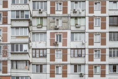 1980 'lerde inşa edilen prefabrik yüksek katlı apartman binası (APVS K-134 serisi). Bazı sakinler orijinal ön cephe desenini korurken duvarları yalıttı. Obolon, Kyiv, Ukrayna, 07.26.2025