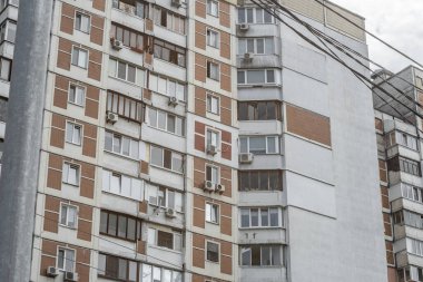 1980 'lerde inşa edilen prefabrik yüksek katlı apartman binası (APVS K-134 serisi). Bazı sakinler orijinal ön cephe desenini korurken duvarları yalıttı. Obolon, Kyiv, Ukrayna, 07.26.2025