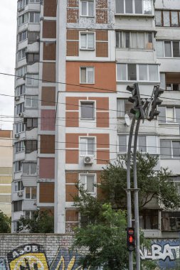 1980 'lerde inşa edilen prefabrik yüksek katlı apartman binası (APVS K-134 serisi). Bazı sakinler orijinal ön cephe desenini korurken duvarları yalıttı. Obolon, Kyiv, Ukrayna, 07.26.2025
