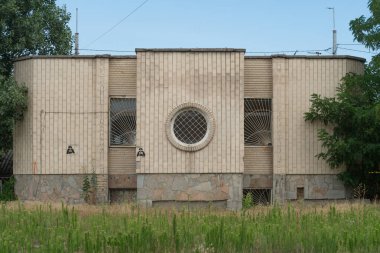 1980 'lerde Brutalist mimari tarzında inşa edilmiş troleybüs güzergahları için sevk binası. Obolon bölgesindeki son tramvay durağında. Kyiv, Ukrayna, 26 Temmuz 2025.
