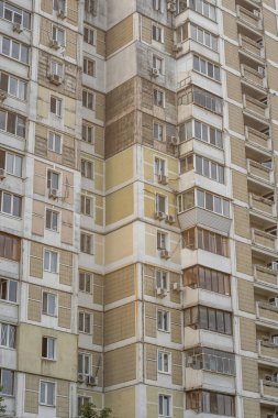 1980 'lerde inşa edilen prefabrik yüksek katlı apartman binası (APVS K-134 serisi). Bazı sakinler orijinal ön cephe desenini korurken duvarları yalıttı. Obolon, Kyiv, Ukrayna, 07.26.2025