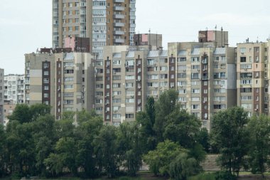 1990 'larda Dnipro Nehri boyunca yer alan MZhK Obolon mahallesinde inşa edilmiş yüksek binalar. Obolonskyi ilçesi, Kyiv, Ukrayna, 26 Temmuz 2025.