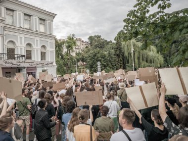 12414 sayılı yasa tasarısına ve NABU ve SAP 'ın bağımsızlığının kaldırılmasına karşı Ivan Franko Ulusal Tiyatrosu yakınlarındaki halk protestosu. Kyiv, Ukrayna, 22 Temmuz 2025.