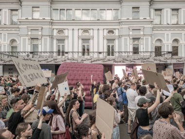 12414 sayılı yasa tasarısına ve NABU ve SAP 'ın bağımsızlığının kaldırılmasına karşı Ivan Franko Ulusal Tiyatrosu yakınlarındaki halk protestosu. Kyiv, Ukrayna, 22 Temmuz 2025.