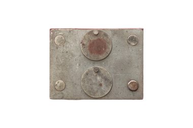 Yuvarlak anahtar delikli eski metal kapı kilidi izole edilmiştir.