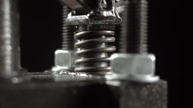 Sıkıştırma işlemi sırasında dikey basın yayı aşağı yukarı hareket eder.