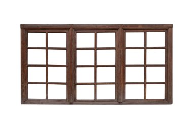 Üç bölümlü büyük, eski, ahşap pencere çerçevesi izole edilmiştir..