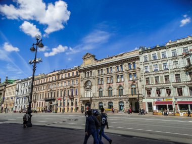 Saint Petersburg / Rusya; 14 Mayıs 2017: Nevsky Prospect ana caddesi, mavi gökyüzü ve yürüyen insanlar, Saint Petersburg, Rusya