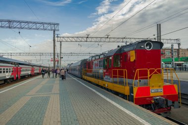 Moskova / Rusya; 14 Temmuz 2019: Yaroslavsky tren istasyonu bavullu yolcular