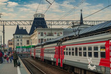 Moskova / Rusya; 14 Temmuz 2019: Yaroslavsky tren istasyonu bavullu yolcular