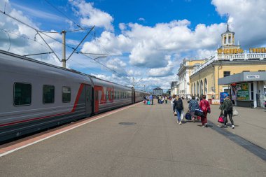 Yaroslavl / Rusya; 14 Temmuz 2019: Yaroslavl Glavny tren istasyonunda, tren vagonları ve yolcular yürüyor, mavi gökyüzü ve beyaz bulutlar arka planda, Yaroslavl, Rusya