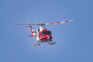 Tenerife, İspanya; 29 Eylül 2023: Kanarya Hükümeti kurtarma helikopteri, Bell 412 EP, arka planda mavi gökyüzü, Kanarya Adaları