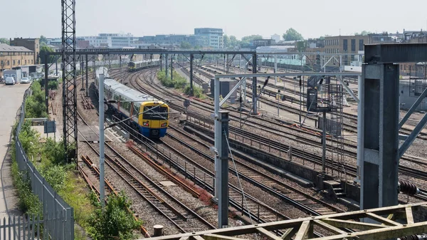 Pendeltåg Som Transporterar Passagerare Till Och Från London Euston Station — Stockfoto