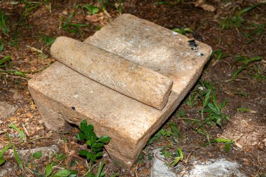 Meksikalı bir mekânda mısır öğüten Maya kadını, Yucatan, Meksika