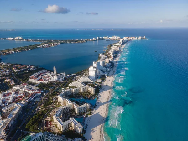 Cancun, Meksika 'daki Hotel Zone' un insansız hava aracı görüntüsü