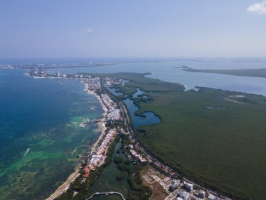 Cancun, Meksika 'daki Hotel Zone' un insansız hava aracı görüntüsü