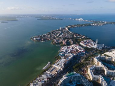 Cancun, Meksika 'daki Hotel Zone' un insansız hava aracı görüntüsü