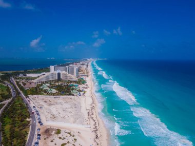 Cancun, Meksika 'daki Hotel Zone' un insansız hava aracı görüntüsü