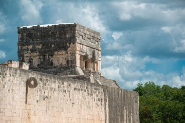 Chichen Itza 'da beyzbol sahası veya Pok ta Pok manzarası