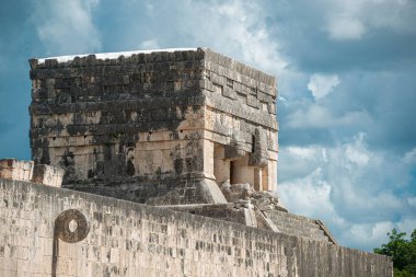Chichen Itza 'da beyzbol sahası veya Pok ta Pok manzarası