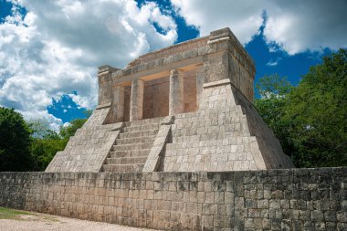 Chichen Itza 'da beyzbol sahası veya Pok ta Pok manzarası
