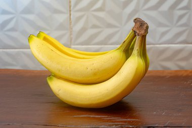 Tahta bir masada muz resmi.