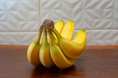 Tahta bir masada muz resmi.