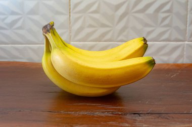 Tahta bir masada muz resmi.