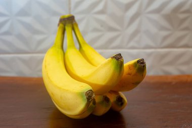 Tahta bir masada muz resmi.