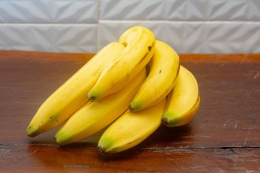 Tahta bir masada muz resmi.