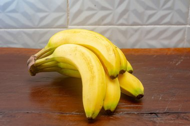 Tahta bir masada muz resmi.