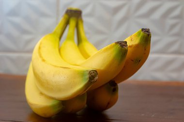 Tahta bir masada muz resmi.